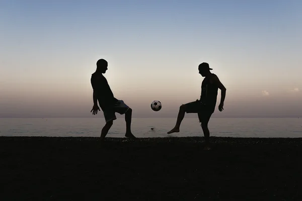 Zwei Freunde spielen Fußball. — Stockfoto