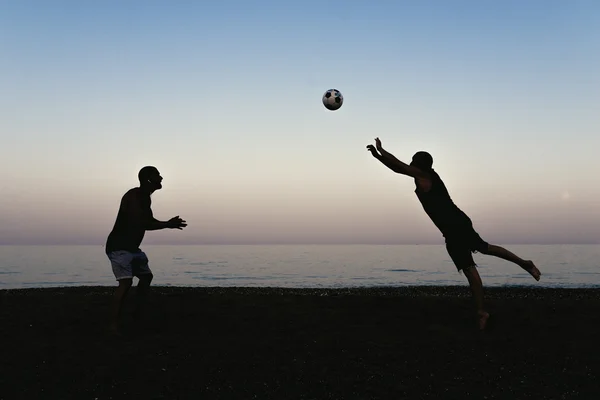 Zwei Freunde spielen Fußball. — Stockfoto