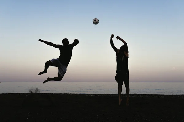 サッカーをしている二人の友人. — ストック写真