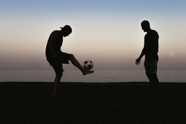 İki arkadaş futbol oynamak.