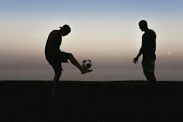 Zwei Freunde spielen Fußball. — Stockfoto