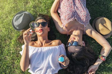 Neşeli kız parkta eğleniyor