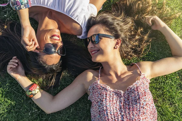 Fröhliche Mädchen, die Spaß im Park haben — Stockfoto