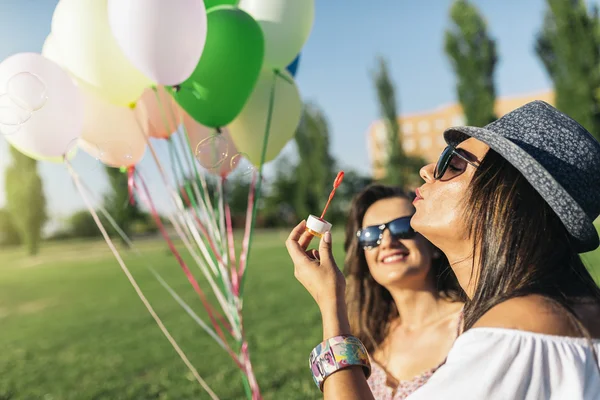 Fröhliche Mädchen, die Spaß im Park haben — Stockfoto