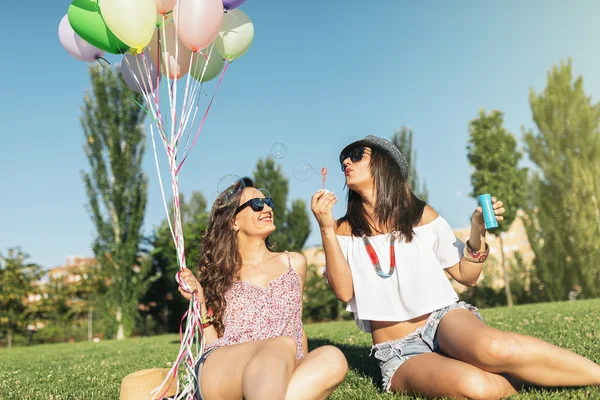 Fröhliche Mädchen, die Spaß im Park haben — Stockfoto