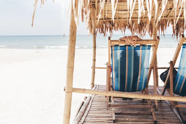 Kobieta relaksująca się na plaży — Zdjęcie stockowe