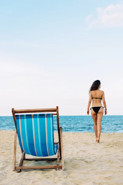 Vrouw ontspannen op het strand — Stockfoto