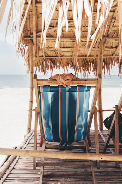 Mulher relaxante na praia — Fotografia de Stock