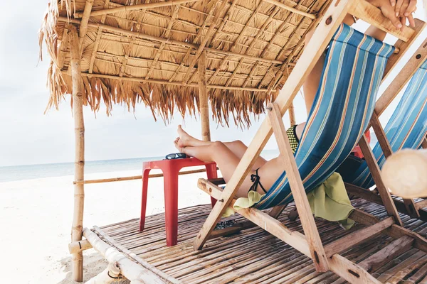 Frau entspannt sich am Strand — Stockfoto