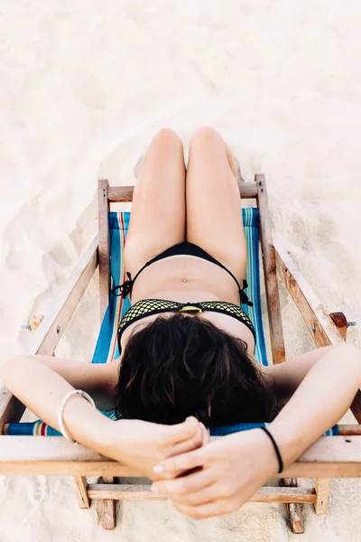 Vrouw ontspannen op het strand — Stockfoto