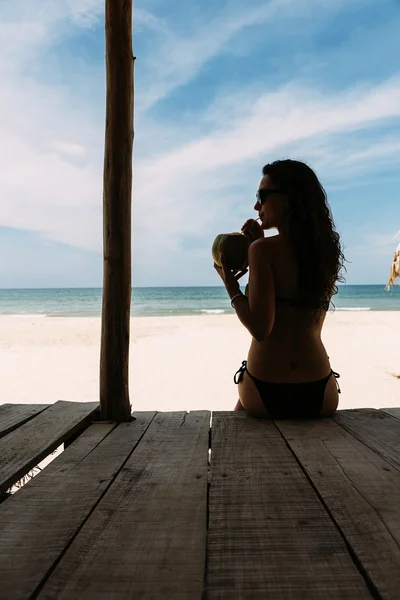 在海滩上休息的女人 — 图库照片