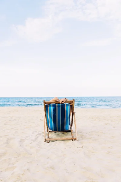 Kobieta relaksująca się na plaży — Zdjęcie stockowe