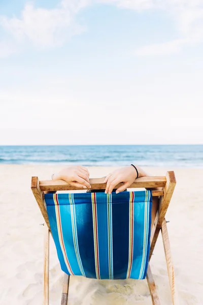 Mujer relajándose en la playa — Foto de Stock