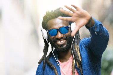 Müzik dinleme Afrika genç adam