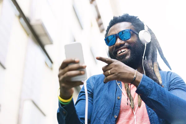 Afrikaanse jonge Man luisteren muziek — Stockfoto