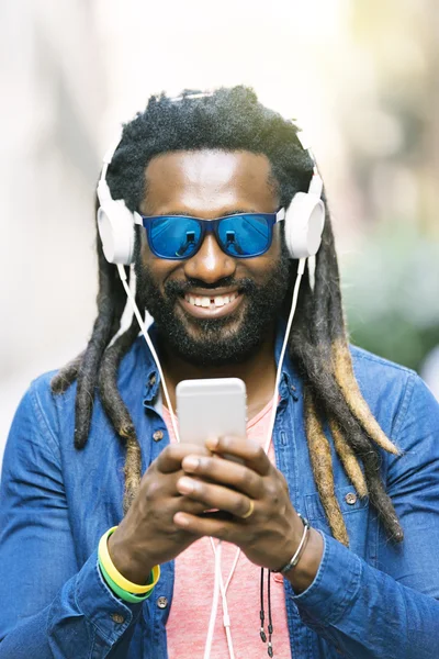 Africano joven escuchar música — Foto de Stock