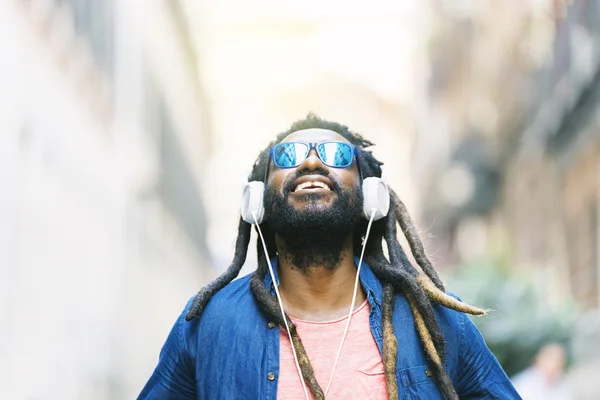 Jeune homme africain écoutant de la musique — Photo