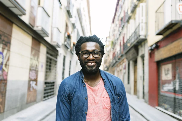 Bonito jovem africano na rua . — Fotografia de Stock