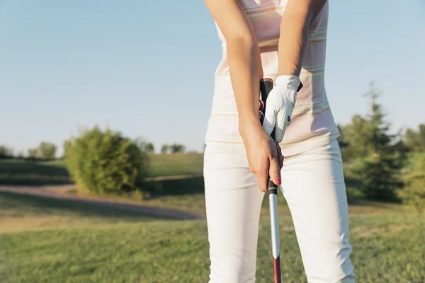 Mulher jogador de golfe concentrando . — Fotografia de Stock