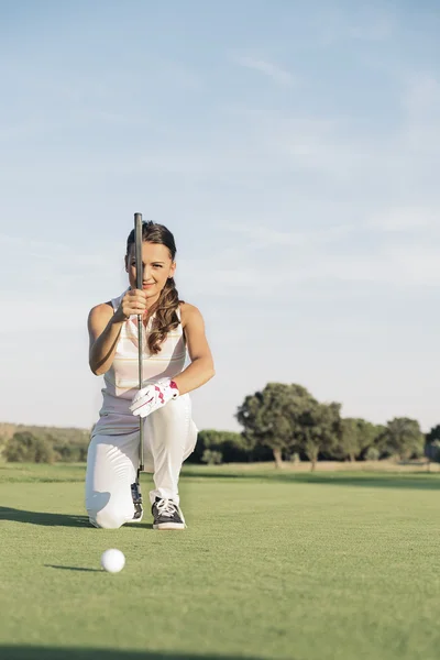 Mulher jogador de golfe concentrando . — Fotografia de Stock