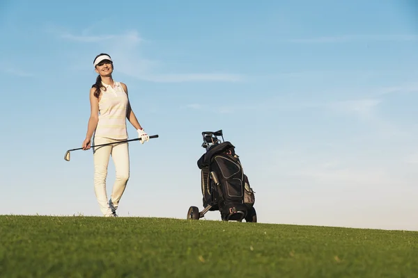 Wanita muda cantik bermain golf . — Stok Foto