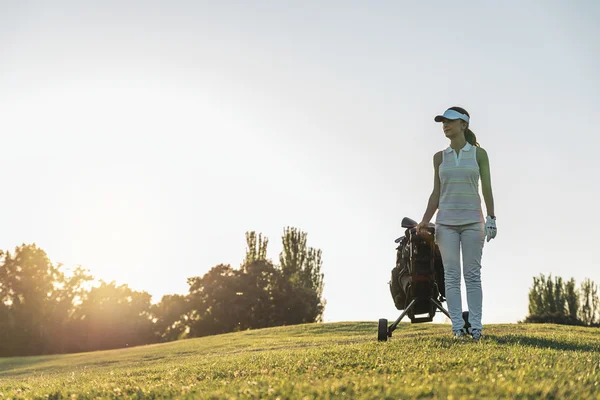 Csinos, fiatal nő, golfozni. — Stock Fotó