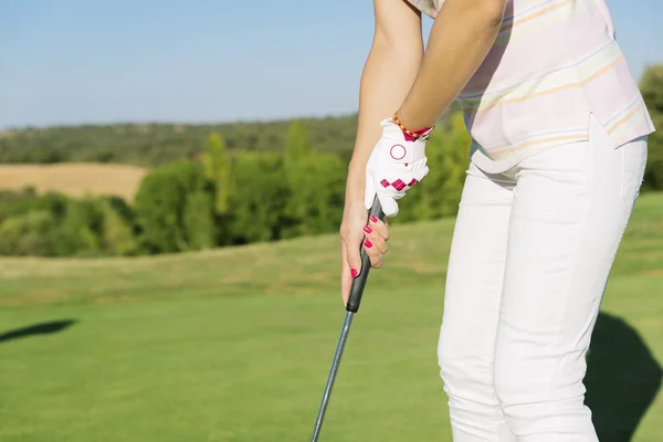 Joueuse de golf femme se concentrant . — Photo