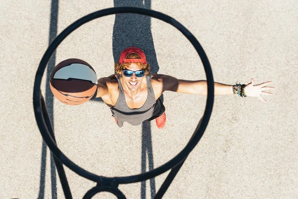 Hombre con desgaste deportivo casual y pelota de canasta . — Foto de Stock