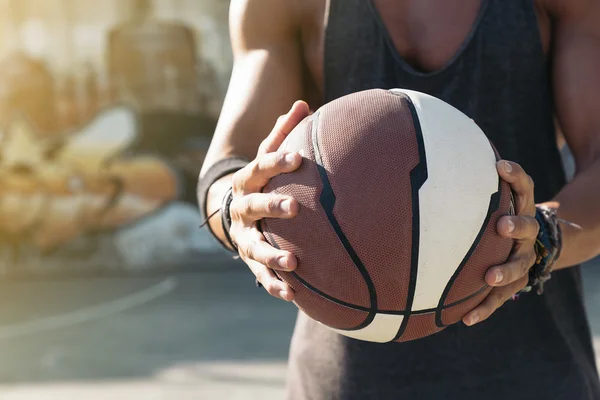 Mann hält Basketball. — Stockfoto