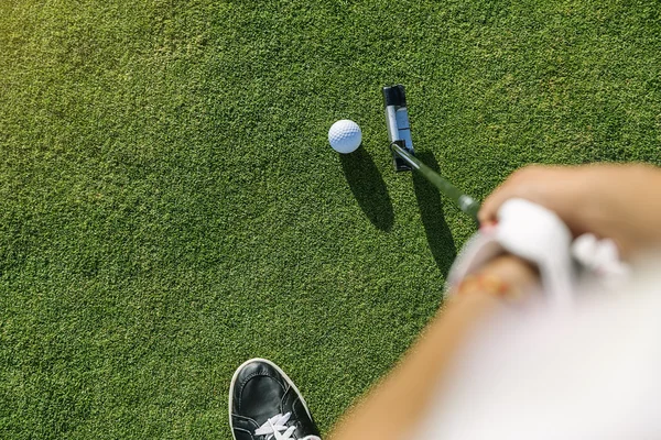 Mulher jogador de golfe concentrando . — Fotografia de Stock