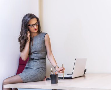 Evet ve onu laptop kullanarak iş kadını rahat ol