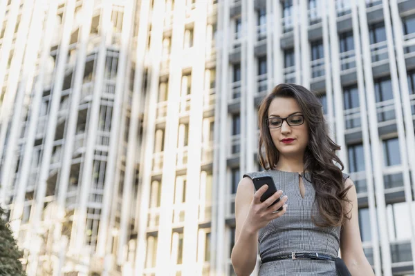 Hermosa mujer de negocios en el teléfono — Foto de Stock