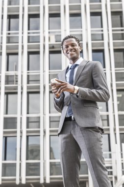 Yakışıklı Afrikalı-Amerikalı işadamı ile akıllı telefon