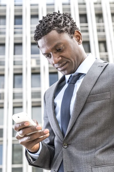 Hombre de negocios afroamericano guapo leyendo correo electrónico en pho inteligente — Foto de Stock