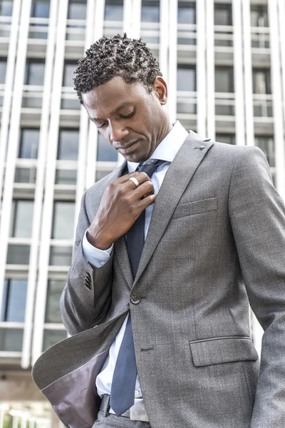 Africano americano homem de negócios ajustando seu pescoço gravata — Fotografia de Stock
