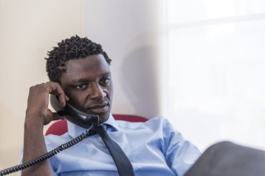 Evet ofiste yakışıklı siyah işadamı