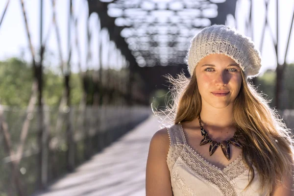 Retrato de cerca de una joven sonriendo con una gorra de lana — Foto de Stock