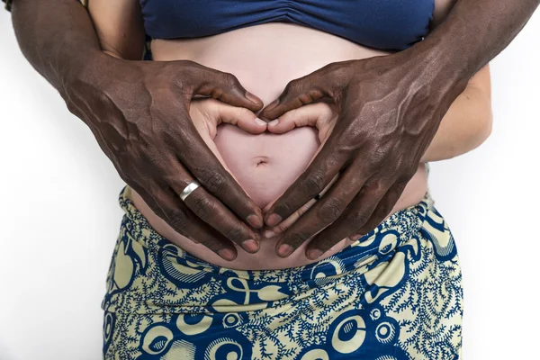 Embarazada pareja mixta — Foto de Stock