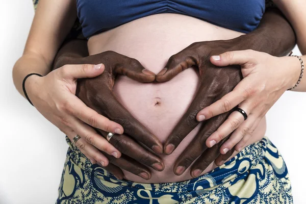 Embarazada pareja mixta — Foto de Stock