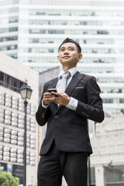 yakışıklı iş adamı telefonla e-posta veya mesaj yazma