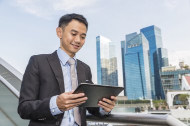 Taşınabilir bilgisayar şehir üzerinde kullanarak Asya iş erkek