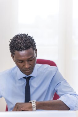 O zaman onun gözetiminde arıyor işadamı