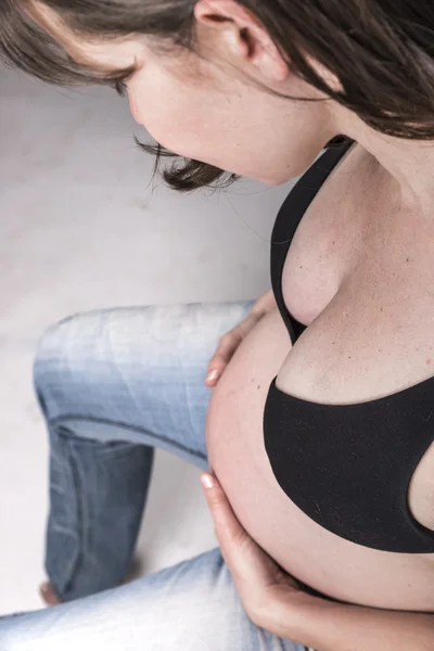 Retrato de mujer embarazada feliz — Foto de Stock