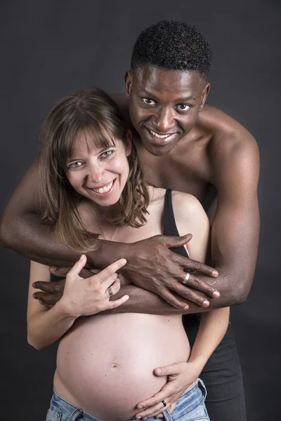 Couple mixte enceinte — Photo