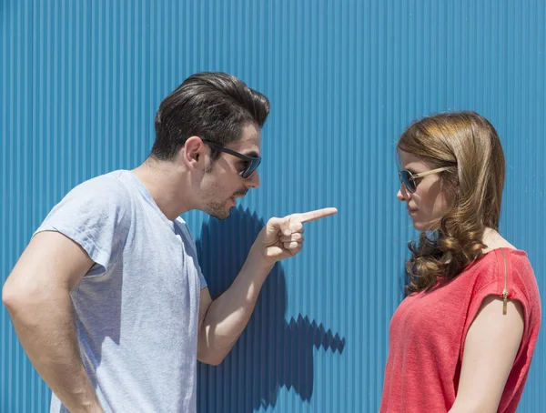 Hombre y mujer sobre fondo de pared azul — Foto de Stock