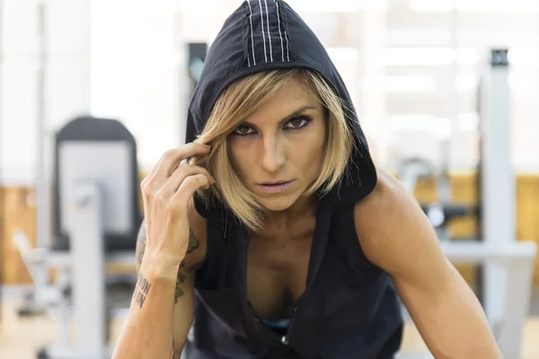 Mujer fitness en ropa deportiva mirando a la cámara —  Fotos de Stock