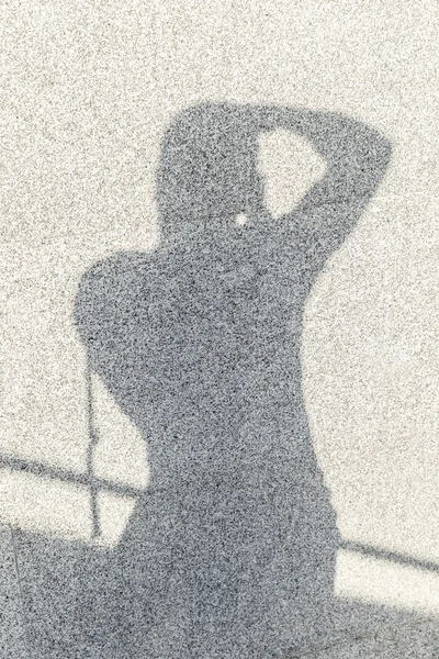 Фотограф, отбрасывающий тени на бетонную стену — стоковое фото