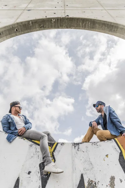 Tómate el tiempo para hablar con tu amigo. Dos jóvenes guapos —  Fotos de Stock