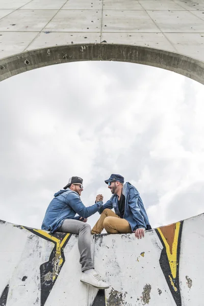 Tómate el tiempo para hablar con tu amigo. Dos jóvenes guapos —  Fotos de Stock