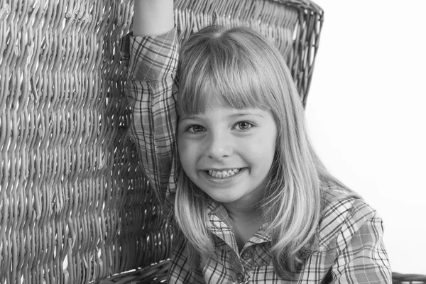 Menina bonita sorrindo com cabelo loiro — Fotografia de Stock